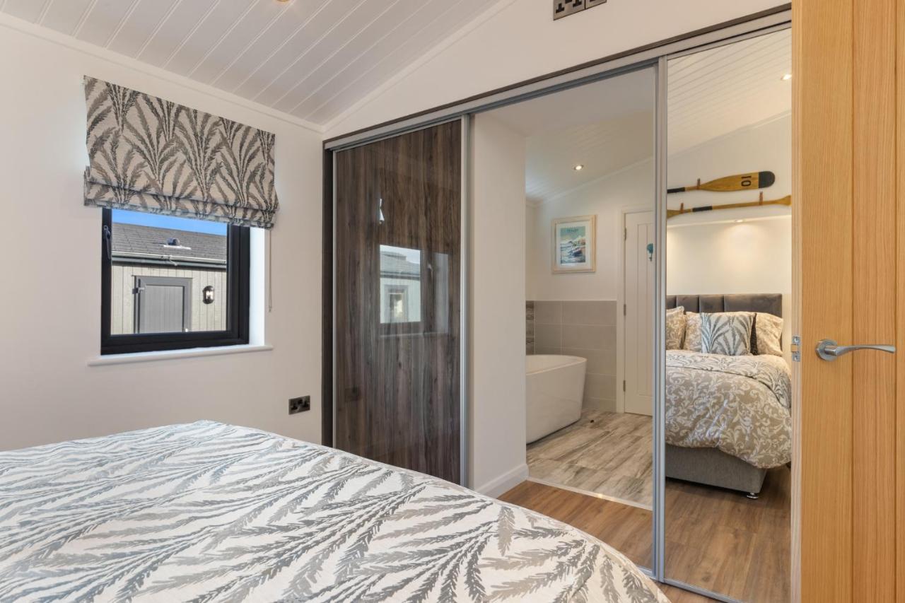 Hiraeth - Luxury Lodge With Hot Tub, Close To Beach Penally Zewnętrze zdjęcie